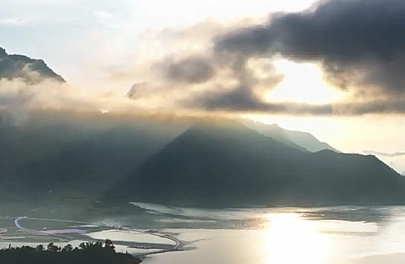碧波潋滟映苍穹，山水秘境入画中，一镜邀您共赴红水河畔！